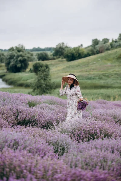 Mulher Loira Bonita Nova Vestido Romântico Chapéu Palha Uma Cesta — Fotografia de Stock