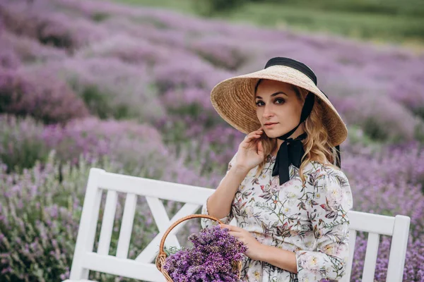 Porträt Junge Schöne Blonde Frau Kleid Strohhut Und Blumenkorb Sitzt — Stockfoto