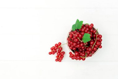 Beyaz arka planda kırmızı frenk üzümü. Doğal vitamin konsepti. Düz yatıyordu.