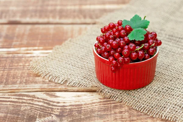 Bayas Grosella Roja Tazón Cocotte Sobre Fondo Madera Con Arpillera — Foto de Stock