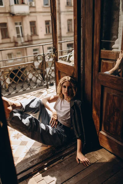 Femme Blonde Élégante Mode Avec Maquillage Des Yeux Fumé Jeans — Photo