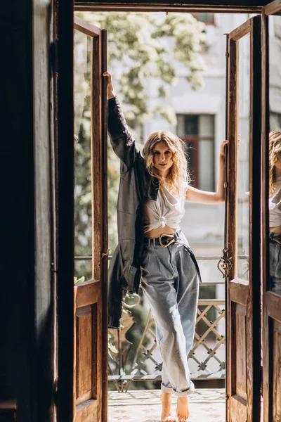 Stijlvolle Modieuze Blonde Vrouw Met Rokerige Oogmake Jeans Wit Shirt — Stockfoto