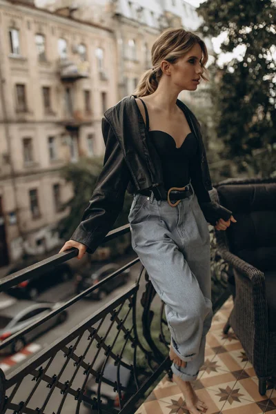 Stijlvolle Modieuze Blonde Vrouw Met Rokerige Oogmake Jeans Lingerie Zwarte — Stockfoto