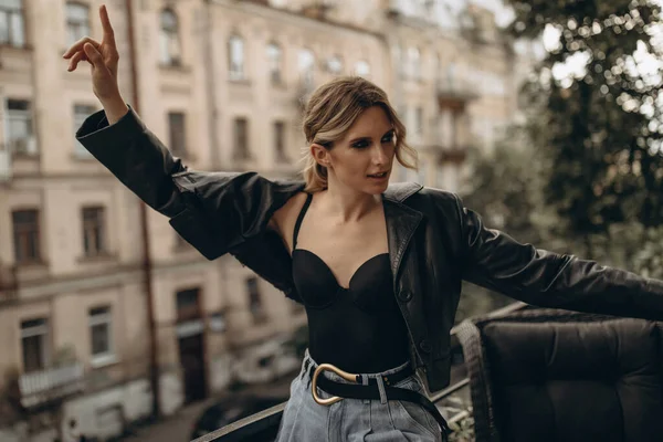 Elegante Mujer Rubia Moda Con Maquillaje Ojos Ahumados Jeans Lencería —  Fotos de Stock