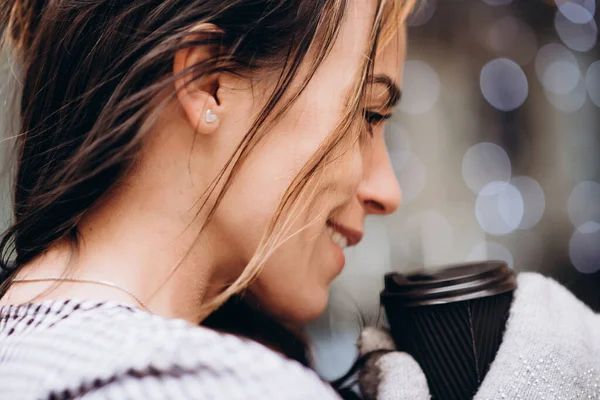 Young Beautiful Woman Mittens Smiles Holds Disposable Cup Coffee Her — Stock Photo, Image