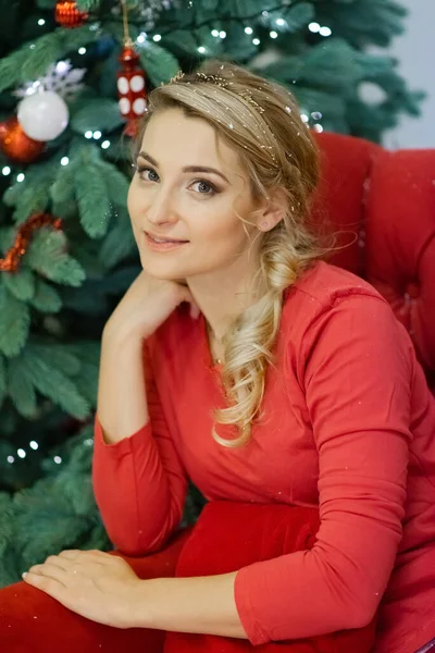 Bella Giovane Donna Bionda Pigiama Rosso Vicino All Albero Natale — Foto Stock