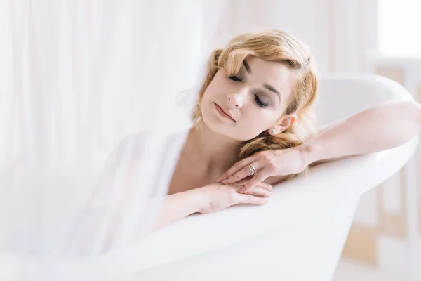 Menina Bonita Jovem Relaxa Banho Branco Com Acessórios Ouro Quarto — Fotografia de Stock