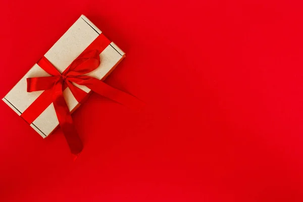 Dárková Krabice Zdobené Stuhou Izolované Červeném Pozadí Koncept Vánoc Nového — Stock fotografie