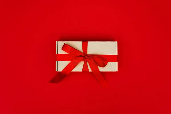 ギフトボックスは 赤い背景に孤立リボンで飾られています クリスマスと新年のコンセプト スペースのコピー — ストック写真