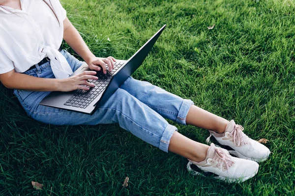 Bilgisayarlı Kız Öğrenci Dışarıda Çimlerin Üzerinde Oturuyor Internette Sörf Yapıyor — Stok fotoğraf