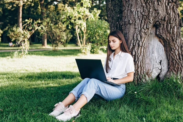 Dívka Student Notebookem Venku Sedí Trávě Parku Stromu Surfování Internetu — Stock fotografie