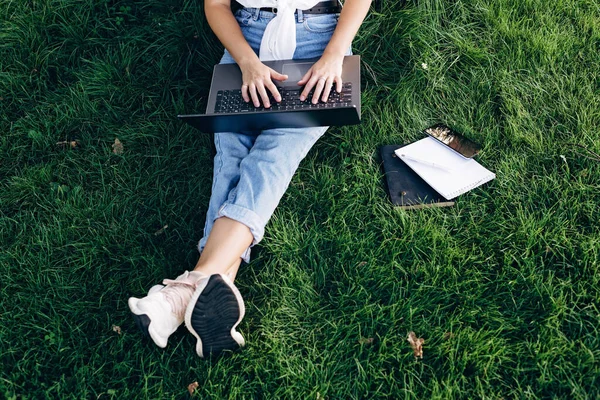 Diáklány Laptoppal Szabadban Fűben Szörfözik Interneten Vagy Vizsgákra Készül Technológia — Stock Fotó