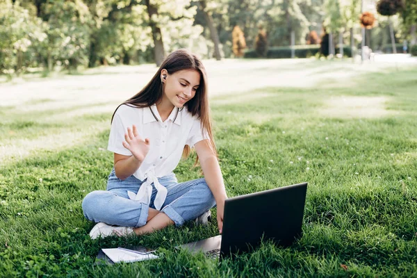 在户外带笔记本电脑的女学生 微笑的女人坐在草地上 用电脑 在网上冲浪或准备考试 教育和远程工作概念 软性选择性重点 — 图库照片