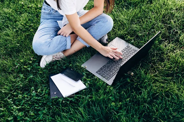 Studentka Laptopem Zewnątrz Siedząca Trawie Surfująca Internecie Lub Przygotowująca Się — Zdjęcie stockowe