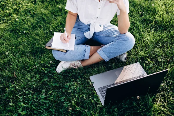 Studentka Laptopem Zewnątrz Siedząca Trawie Surfująca Internecie Lub Przygotowująca Się — Zdjęcie stockowe