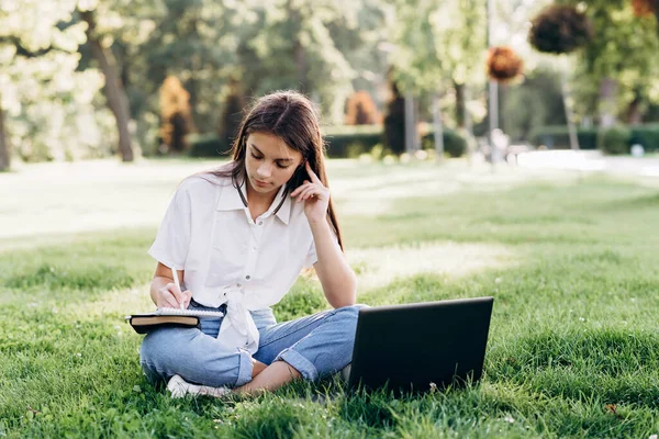 Schöne Junge Studentin Mit Einem Laptop Freien Sitzt Auf Dem — Stockfoto