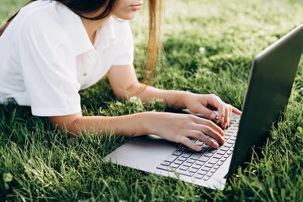 Studentka Laptopem Venku Žena Ležící Trávě Počítačem Surfující Internetu Nebo — Stock fotografie