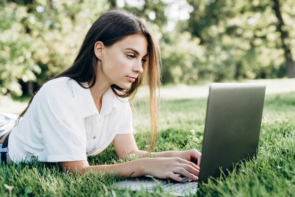 Studentka Laptopem Venku Žena Ležící Trávě Počítačem Surfující Internetu Nebo — Stock fotografie