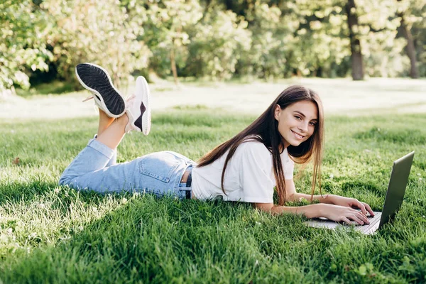 Student Meisje Met Laptop Buiten Lachende Vrouw Liggend Het Gras — Stockfoto