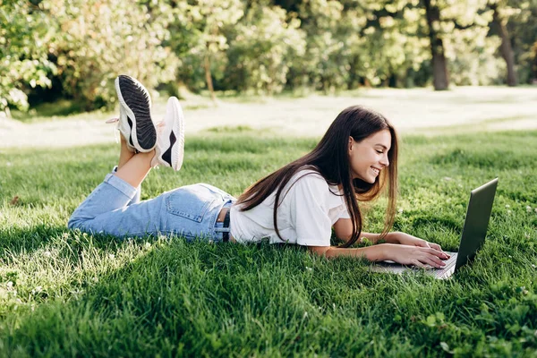 Student Meisje Met Laptop Buiten Lachende Vrouw Liggend Het Gras — Stockfoto