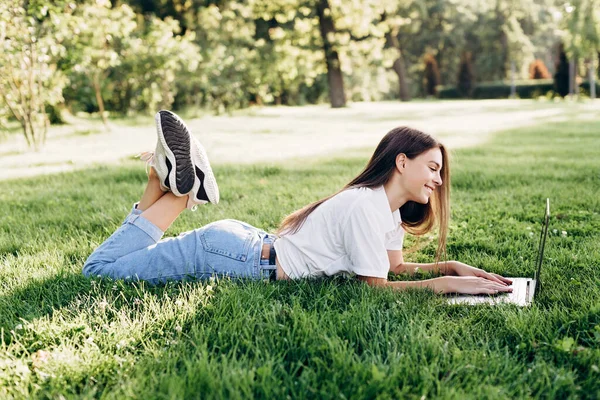 Student Girl Laptop Outdoors Smiling Woman Lying Grass Computer Surfing — Stock Photo, Image
