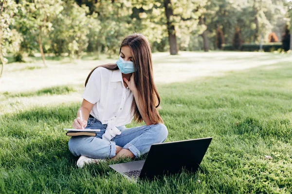 Gyönyörű Lány Aki Tanul Dolgozik Egy Laptop Sebészeti Maszk Blogger — Stock Fotó