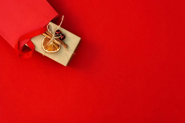 赤い背景に飾り箱付きのギフトバッグ 贈り物の買い物 新年とクリスマスの販売 コピースペース トップビュー フラットレイアウト — ストック写真