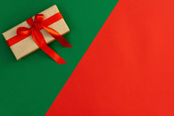 クリスマスの最小構成 サテンの弓 赤緑の背景に装飾が施されたギフトクラフトボックス フラットレイアウト トップビュー コピースペース — ストック写真