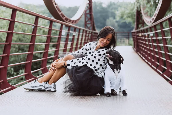 Een Mooie Jonge Vrouw Een Donzige Rok Een Polka Dot — Stockfoto