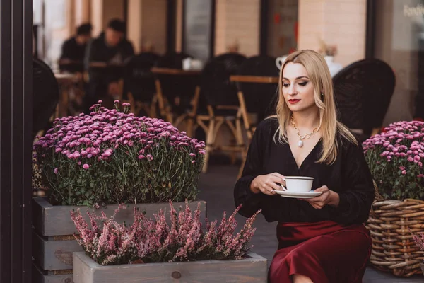 Hermosa Mujer Rubia Joven Traje Moda Otoño Color Marsala Borgoña — Foto de Stock