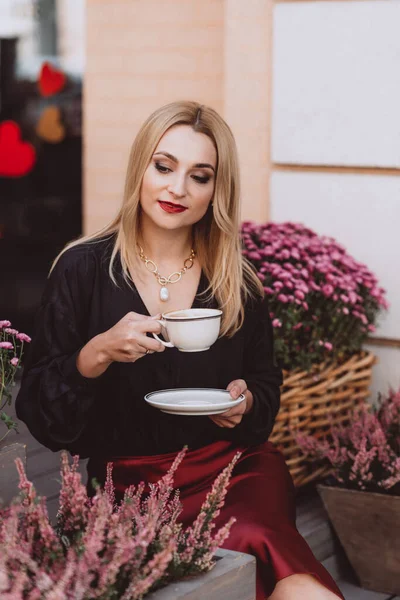 Beautiful Young Blonde Woman Trendy Autumn Outfit Burgundy Marsala Color — Stock Photo, Image