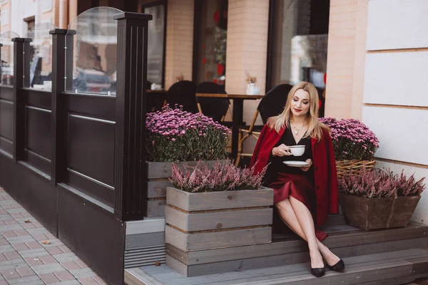 Красива Молода Блондинка Модному Осінньому Вбранні Бордовому Марсаловому Кольорі Чашкою — стокове фото