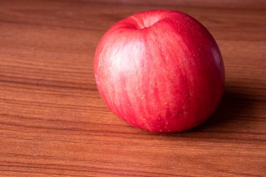 Ahşap arkaplan ile çekici kırmızı elmalar