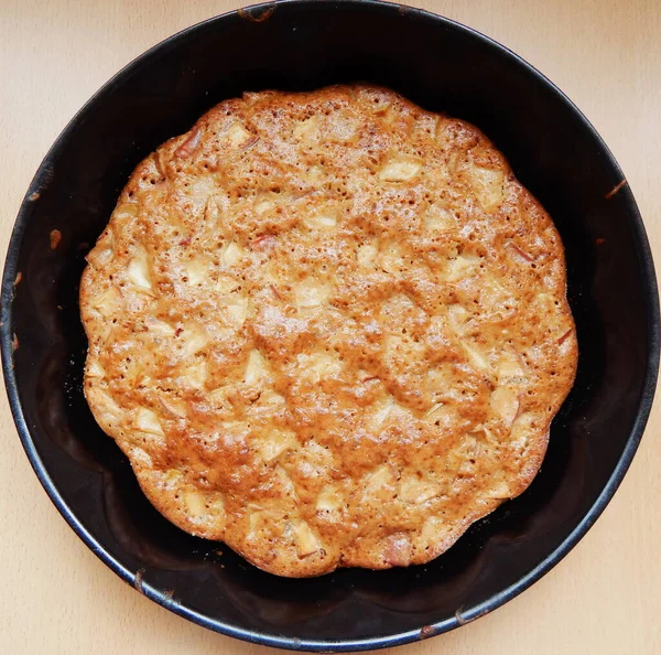 Masanın üzerinde siyah şekilli elmalı turta, ev yapımı kekler..