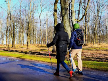 Parkta yürüyen bir çift.