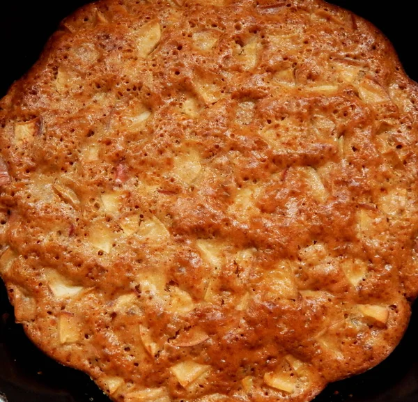 Elmalı turta, siyah şekilli, yakın plan, ev yapımı kekler..