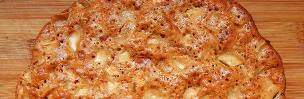 Tahtadaki elmalı turtanın bir parçası, ev yapımı kekler..