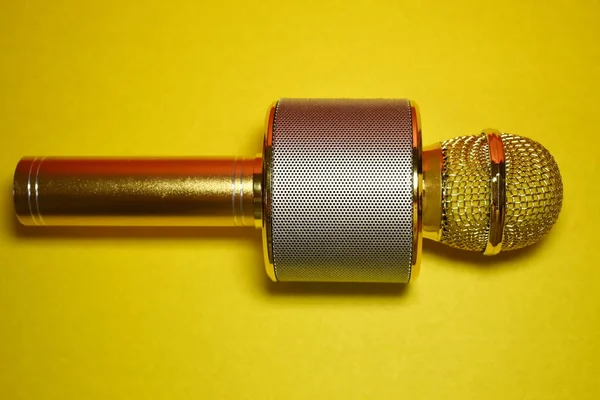 Sarı arkaplanda karaoke mikrofon
