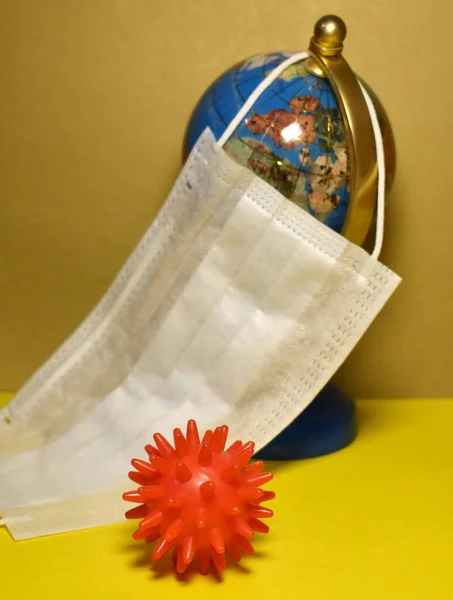 Küçük çatlaklarda kuru gri toprak, biraz ot.