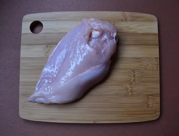 Masadaki tahta tahtada tavuk göğsü filetosu..