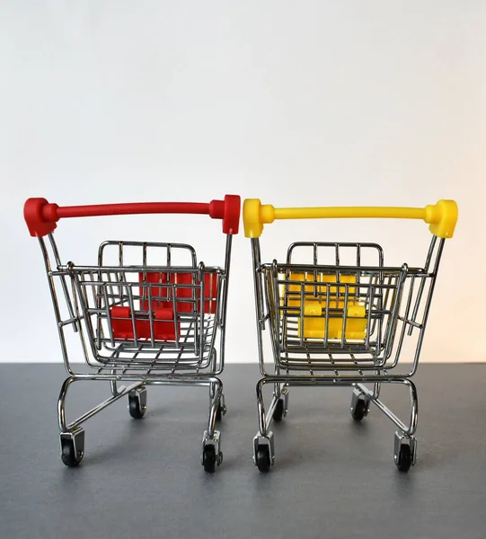 İki boş süpermarket arabası. Yan yana yerleştirilmiş..