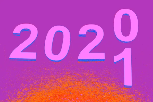 Pembe sayılar - yeni yıl 2020 konsepti 2021 olarak değiştirir