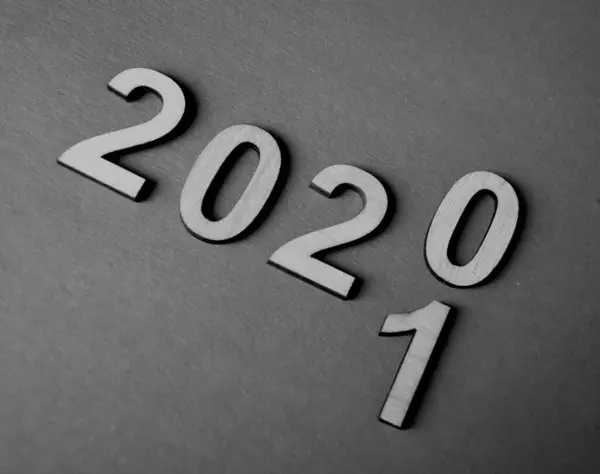 Yeni yıl 2020 konsepti 2021 olarak değiştiriyor, siyah ve beyaz.