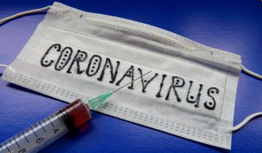 Koruyucu, tıbbi maske, ilaçlı şırınga. Koronavirüse karşı aşı kavramı.