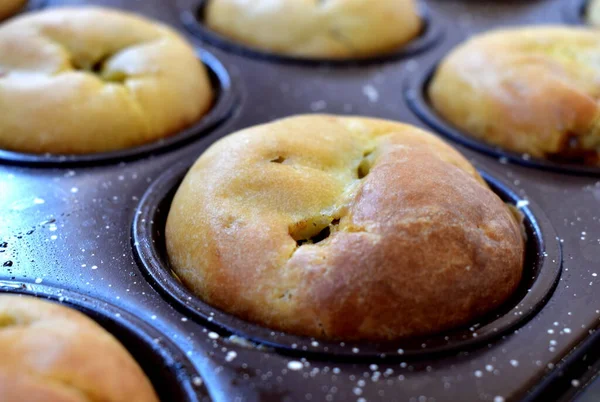 Elle yapılmış Elma kekleri yakın plan bir yemek tabağında.