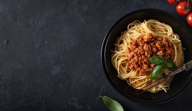 Siyah tabakta spagetti bolonez.