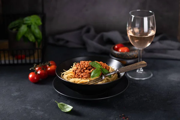 Siyah kasede spagetti bolonez.