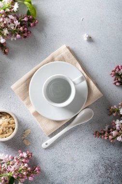 Açık arkaplanda boş bir kahve fincanı