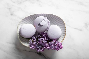 Mor badem kurabiyeleri ve leylak çiçekleri. 