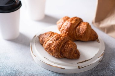 Hafif arka planda taze kruvasanlar.